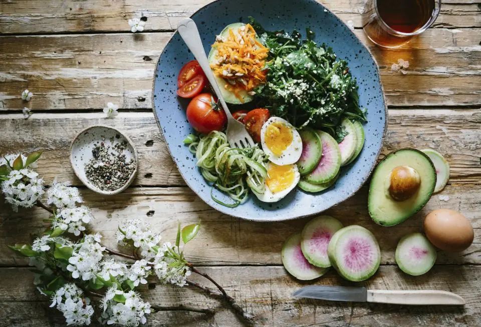 Combien de calories par jour pour maigrir, besoins et dépenses expliqués simplement
